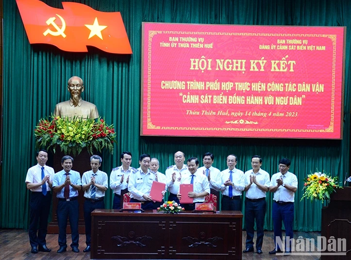 Thừa Thiên Huế và Cảnh sát biển Việt Nam cùng nhau ký kết Chương trình phối hợp thực hiện công tác dân vận "Cảnh sát biển đồng hành với ngư dân”.