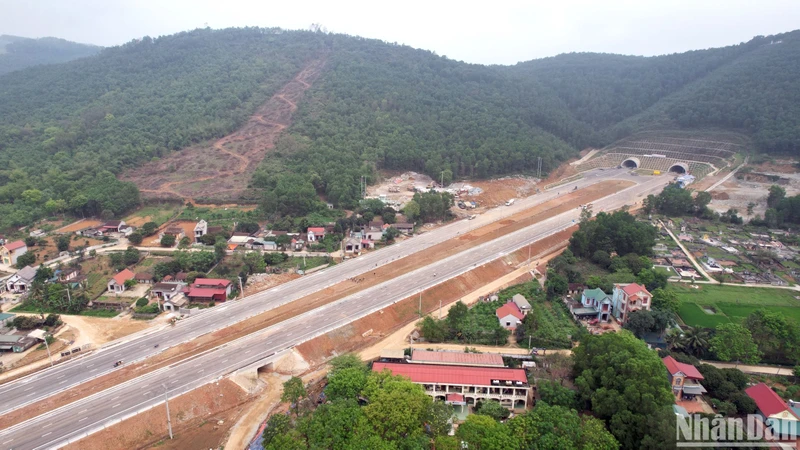 Dự án cao tốc Mai Sơn-Quốc lộ 45 trước giờ khánh thành.