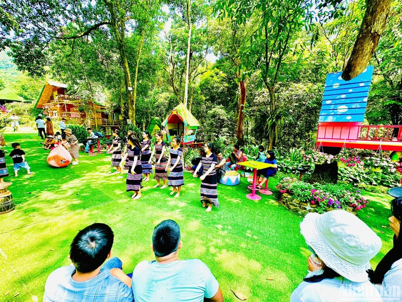 Múa "Vui làng Hrê được mùa" thu hút đông du khách Khu du lịch sinh thái Suối Chí thưởng lãm