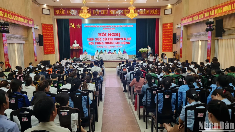 Đoàn đại biểu Quốc hội và Hội đồng nhân dân thành phố Đà Nẵng tiếp xúc cử tri chuyên đề với công nhân lao động.