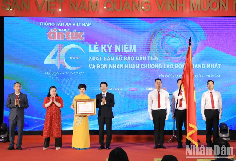 Đồng chí Nguyễn Mạnh Hùng, Ủy viên Trung ương Đảng, Bộ trưởng Thông tin và Truyền thông, thừa ủy quyền của Chủ tịch nước đã trao Huân chương Lao động hạng Nhất cho Báo Tin tức.