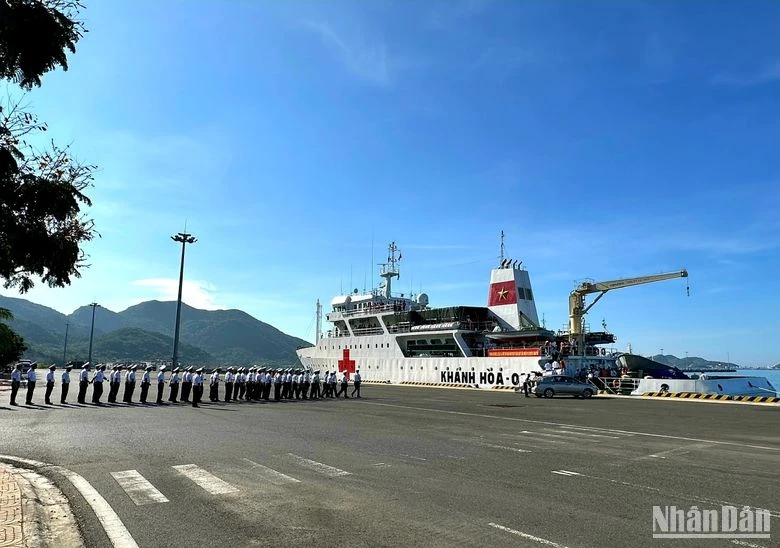 Đoàn công tác của tỉnh Lào Cai lên tàu Hải quân tại Cảng Cam Ranh đi thăm và tặng quà quần đảo Trường Sa. (Ảnh: TRƯỜNG GIANG)