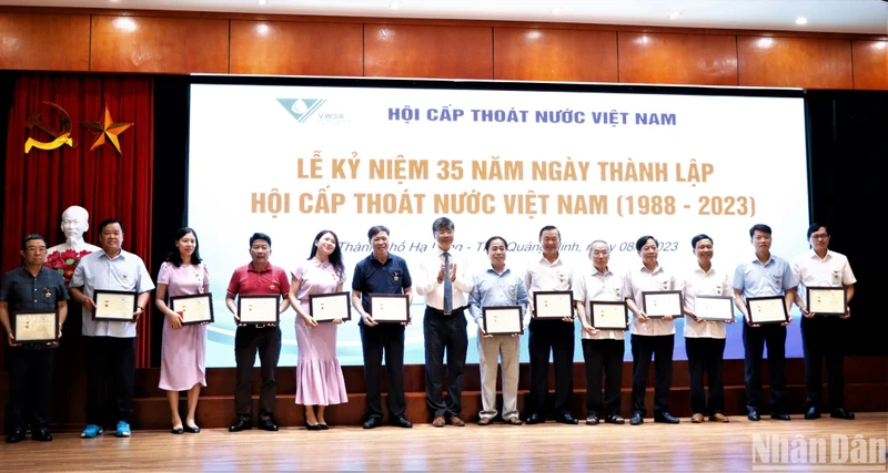 Hội Cấp thoát nước Việt Nam trao Kỷ niệm chương vì sự nghiệp cấp thoát nước cho các cá nhân tại lễ kỷ niệm.