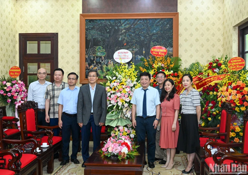 Thứ trưởng Tư pháp Nguyễn Khánh Ngọc tặng hoa chúc mừng Báo Nhân Dân nhân dịp kỷ niệm 98 năm Ngày Báo chí cách mạng Việt Nam. (Ảnh: DUY LINH) 