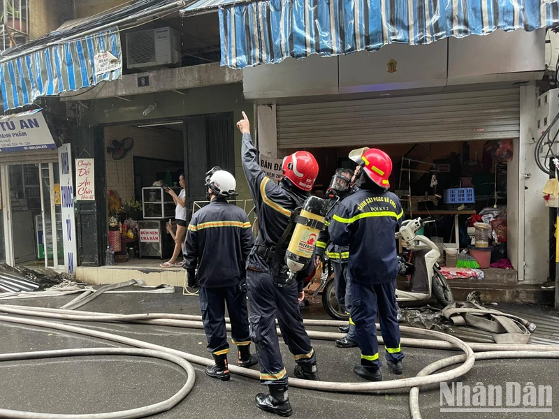 Lực lượng Phòng cháy chữa cháy và cứu nạn, cứu hộ tìm cách tiếp cận hiện trường vụ cháy.