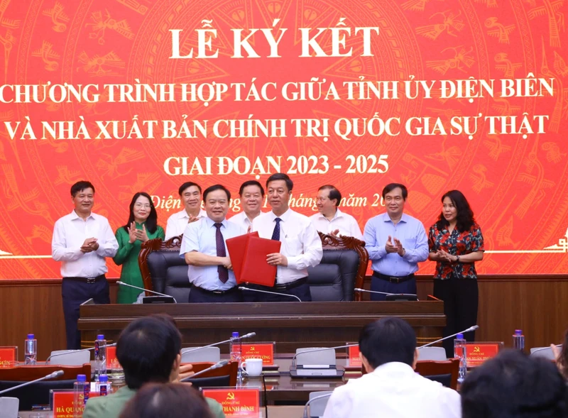 Lễ ký kết Chương trình hợp tác giai đoạn 2023-2025 giữa Nhà xuất bản Chính trị quốc gia Sự thật và Tỉnh ủy Điện Biên.