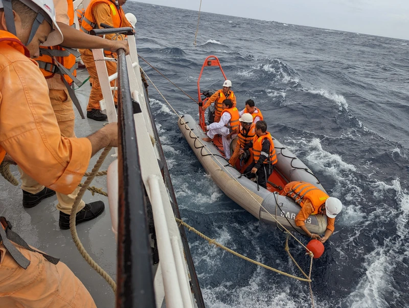 Lực lượng cứu nạn cứu và đưa nạn nhân lên tàu chuyên dụng SAR 413