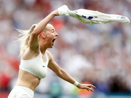 Màn cởi áo ăn mừng của ngôi sao Chloe Kelly sau khi ghi bàn thắng quyết định vào lưới đội tuyển Đức tại Trận Chung kết Bóng đá Nữ châu Âu 2022. (Nguồn: Getty Images)