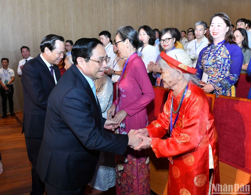 Thủ tướng Phạm Minh Chính với các đại biểu Mẹ Việt Nam Anh hùng. (Ảnh: Đăng Khoa)