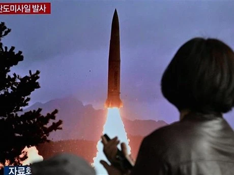 Người dân tại Seoul (Hàn Quốc) theo dõi qua truyền hình bản tin về vụ phóng tên lửa của Triều Tiên ngày 19/3/2023. (Ảnh: AFP/TTXVN)