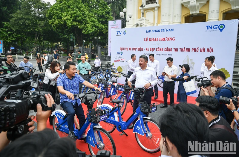 Trải nghiệm dịch vụ xe đạp điện-xe đạp công cộng tại Hà Nội. (Ảnh: Thành Đạt)