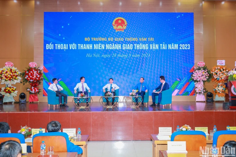 Bộ trưởng Giao thông vận tải Nguyễn Văn Thắng đối thoại với đoàn viên, thanh niên.