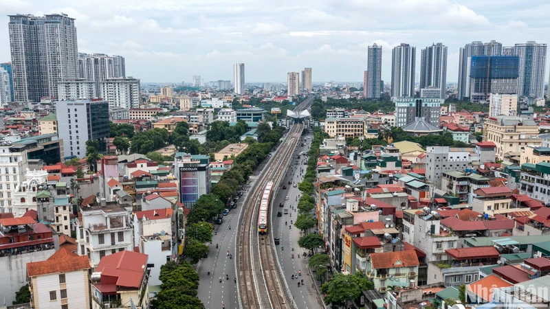 Thông tin từ Ban Quản lý đường sắt đô thị Hà Nội cho biết, dự án đường sắt đô thị Nhổn-ga Hà Nội đoạn trên cao đến nay đã hoàn thành tiến độ đạt 99,5%. (Ảnh: Thành Đạt)