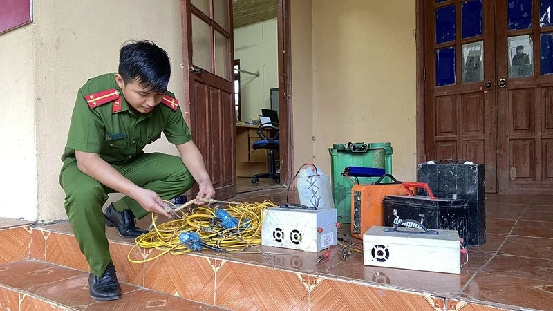 Công an xã Tả Chải, huyện Bắc Hà, tỉnh Lào Cai thu giữ máy kích giun trái phép trên địa bàn. (Ảnh: QUỲNH TRANG)