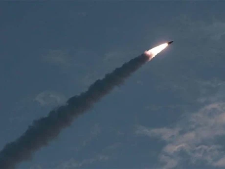 Một vụ phóng thử tên lửa của Triều Tiên. (Ảnh: AFP/TTXVN)