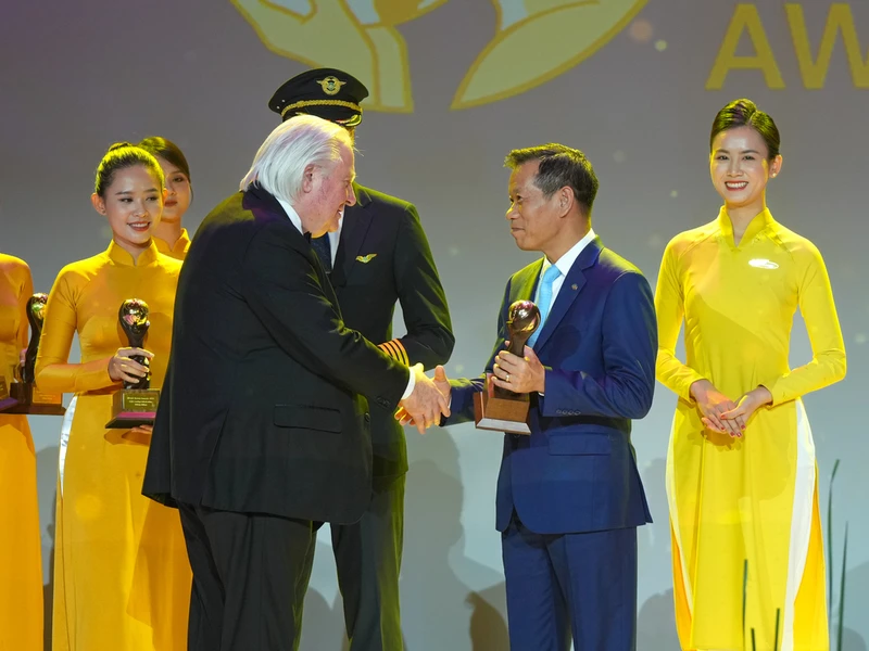 Ông Đặng Anh Tuấn - Phó Tổng giám đốc Vietnam Airlines - nhận giải thưởng từ Tổ chức World Travel Awards.