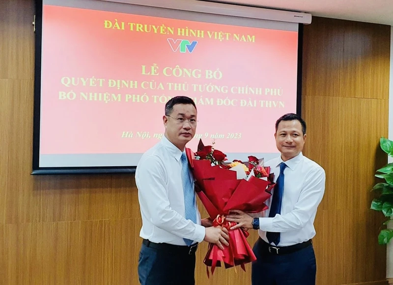 Tổng Giám đốc VTV Lê Ngọc Quang tặng hoa chúc mừng nhà báo Đỗ Đức Hoàng tại Lễ công bố Quyết định của Thủ tướng Chính phủ bổ nhiệm Phó Tổng Giám đốc Đài Truyền hình Việt Nam.