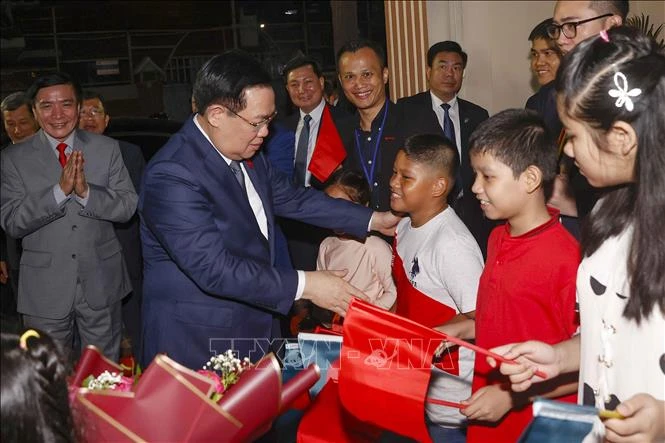 Chủ tịch Quốc hội Vương Đình Huệ thăm Đại sứ quán Việt Nam và gặp gỡ cộng đồng người Việt tại Bangladesh. (Ảnh: TTXVN) 