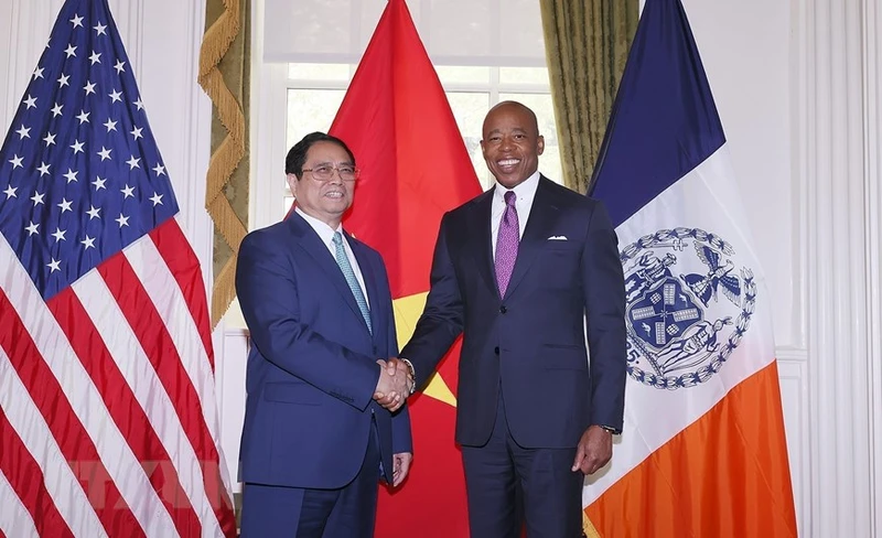 Thủ tướng Phạm Minh Chính và Thị trưởng New York Eric Adams. (Ảnh: TTXVN) 