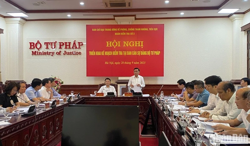 Đồng chí Trần Cẩm Tú, Ủy viên Bộ Chính trị, Bí thư Trung ương Đảng, Chủ nhiệm Ủy ban Kiểm tra Trung ương phát biểu kết luận Hội nghị.