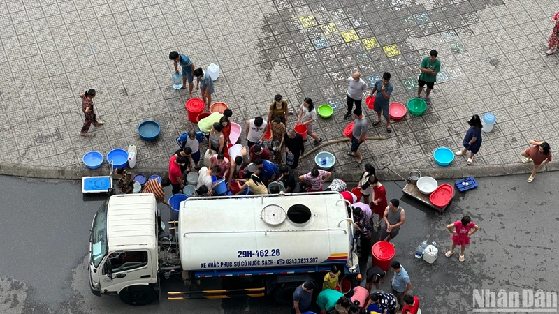 Người dân Khu đô thị Thanh Hà hứng từng xô nước từ xe khắc phục sự cố khẩn cấp.