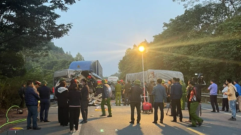 Hiện trường vụ tai nạn nghiêm trọng tại Lạng Sơn sáng 31/10. (Ảnh: Ủy ban An toàn giao thông Quốc gia cung cấp).