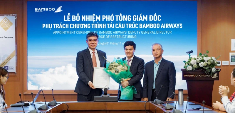 CEO Bamboo Airways Lương Hoài Nam (ngoài cùng bên trái) trao quyết định bổ nhiệm Phó Tổng Giám đốc cho ông Hoàng Hải. (Ảnh: BAV)
