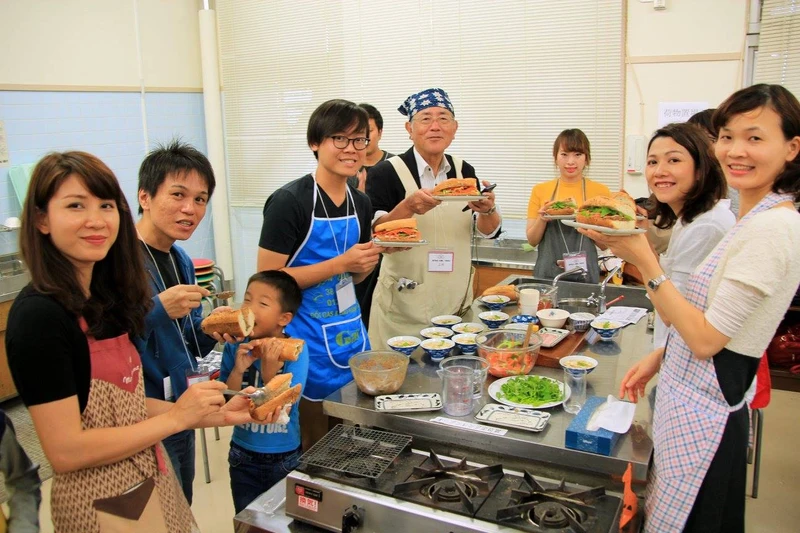 Lớp học nấu các món Việt Nam dành cho "khách" nước ngoài của dự án Betoaji. (Ảnh: NVCC)