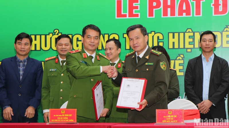 Thiếu tướng Hà Xuân Duy – Phó Cục trưởng Cục cảnh sát phòng, chống tội phạm về môi trường và ông Đỗ Hữu Thế - Giám đốc Vườn quốc gia Ba Vì ký kết thỏa thuận hợp tác về tuyên truyền phòng, chống tội phạm trong bảo tồn đa dạng sinh học. 