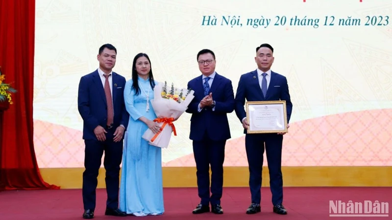 Đồng chí Lê Quốc Minh trao Bằng khen của Hội Nhà báo Việt Nam cho tập thể Tạp chí Tài nguyên và Môi trường vì những đóng góp quan trọng trong thời gian qua. 