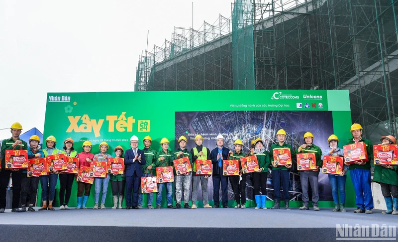 Các đồng chí Ủy viên Trung ương Đảng: Lê Quốc Minh, Nguyễn Đình Khang tặng quà Tết cho công nhân lao động tại công trường Ecopark.