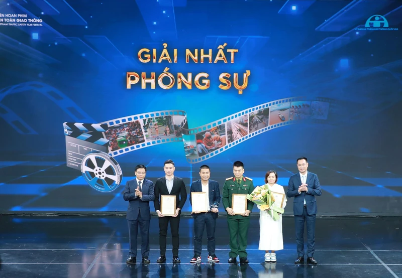 Đồng chí Nguyễn Văn Thắng trao giải Nhất thể loại Phóng sự cho nhóm tác giả.