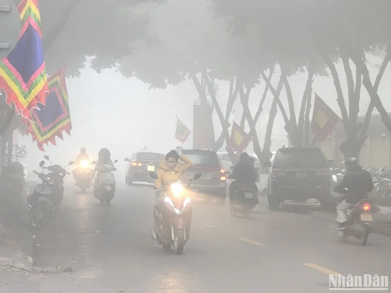 Trong buổi sáng ngày 23 tháng Chạp Âm lịch, chất lượng không khí tại Hà Nội ở mức rất xấu. (Ảnh: Sơn Bách)