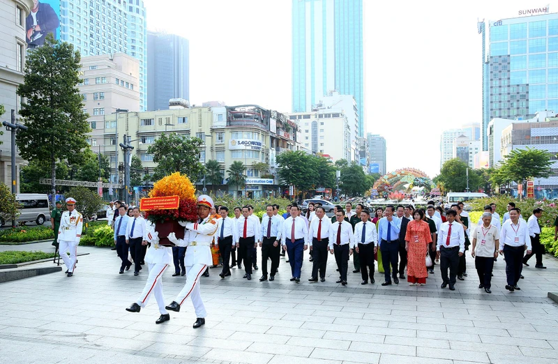 Các đồng chí lãnh đạo Đảng, Nhà nước và Hội Nhà báo Việt Nam dâng hoa tưởng niệm Chủ tịch Hồ Chí Minh.