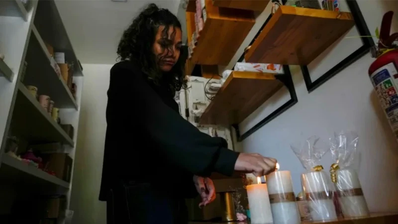 Người dân ở thành phố Quito, Ecuador, thắp nến chuẩn bị cho tình trạng mất điện ngày 16-4. Ảnh: Al Jazeera.