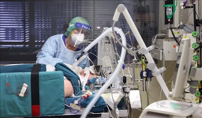 Nhân viên y tế chăm sóc bệnh nhân COVID-19 tại một bệnh viện ở Magdeburg, Đức ngày 28/4/2021. Ảnh minh họa: AFP/TTXVN.