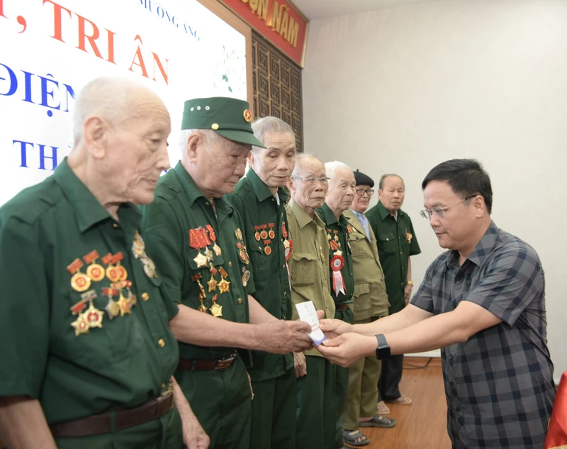 Tại chương trình, đại diện lãnh đạo huyện Mường Ảng, các đơn vị chức năng của huyện đã trao tặng những món quà tri ân của tỉnh Điện Biên, Bộ Quốc phòng, huyện Mường Ảng đến các cựu chiến binh từng tham gia Chiến dịch Điện Biên Phủ và kháng chiến chống Pháp.