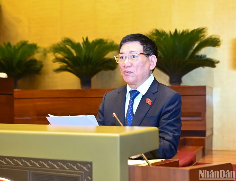 Bộ trưởng Tài chính Hồ Đức Phớc trình bày Báo cáo về công tác thực hành tiết kiệm, chống lãng phí năm 2023 tại Kỳ họp thứ 7, Quốc hội khóa XV. (ẢNH: LINH KHOA)