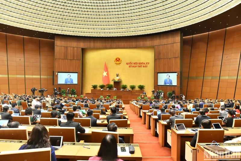 Bộ trưởng Lao động - Thương binh và Xã hội Đào Ngọc Dung, thừa ủy quyền của Thủ tướng Chính phủ trình bày Báo cáo kết quả thực hiện các mục tiêu quốc gia về bình đẳng giới năm 2023. (Ảnh: Đăng Khoa) 