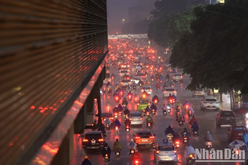 Mưa lớn cục bộ vào giờ tan tầm khiến giao thông tại Hà Nội ùn tắc nhẹ.
