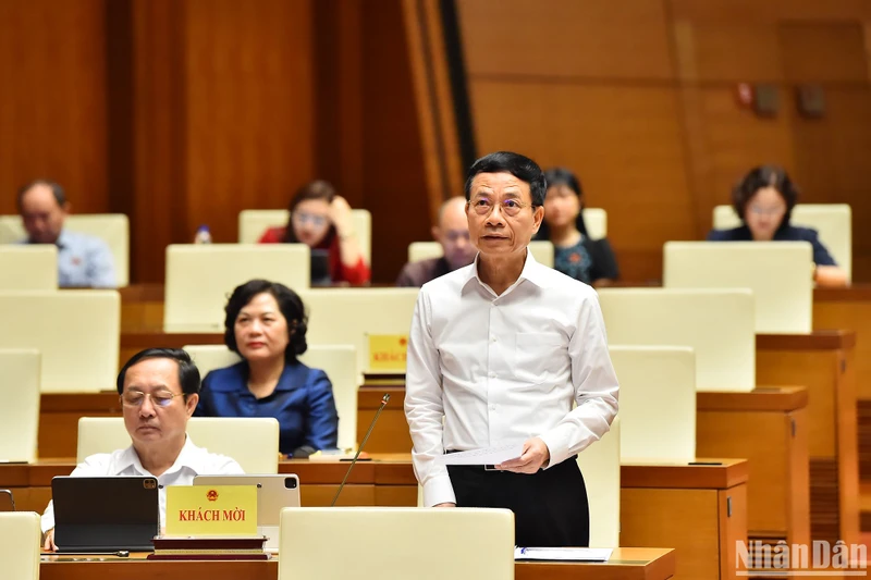 Tại phiên họp, Bộ trưởng Thông tin và Truyền thông Nguyễn Mạnh Hùng đã giải trình, làm rõ một số nội dung về sử dụng công nghệ để giải quyết mặt trái của thương mại điện tử và bảo vệ dữ liệu cá nhân. (Ảnh: Thủy Nguyên)
