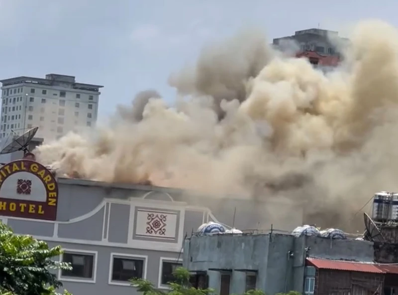Hà Nội: Cháy tầng thượng khách sạn cao tầng, khói bốc cao ngùn ngụt