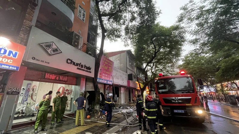 Hiện trường vụ cháy cửa hàng đồ chơi trên phố Tô Hiệu (Cầu Giấy, Hà Nội).