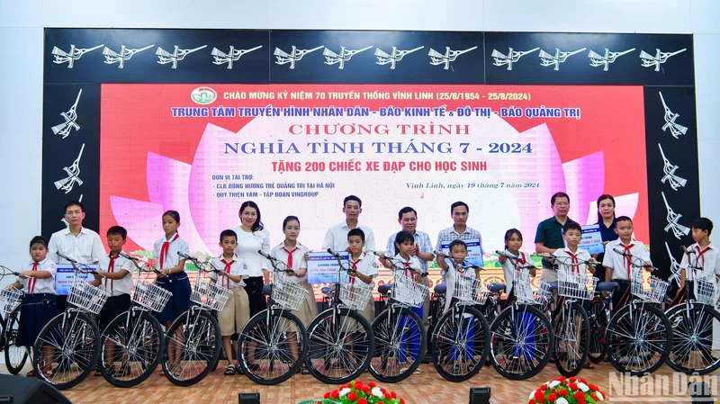 Trao tặng xe đạp cho học sinh nghèo vượt khó trên địa bàn huyện Vĩnh Linh. 