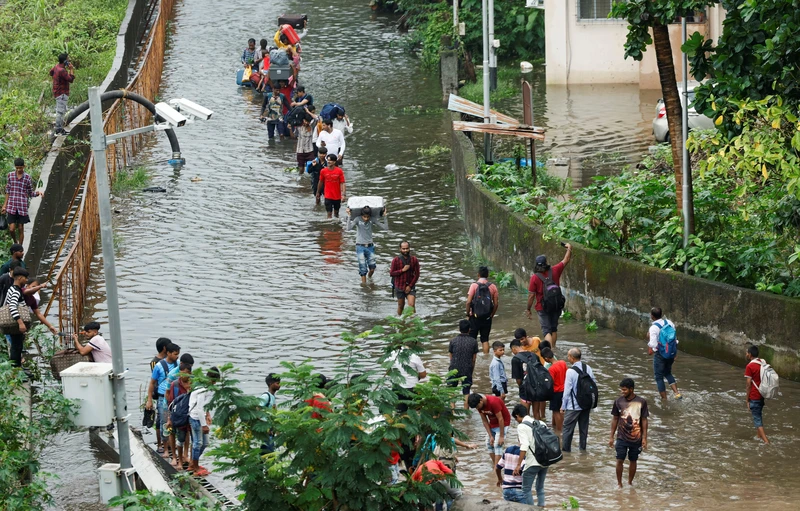 Một con phố ngập nước sau những trận mưa lớn ở Mumbai, Ấn Độ ngày 8/7/2024. (Ảnh: Reuters)