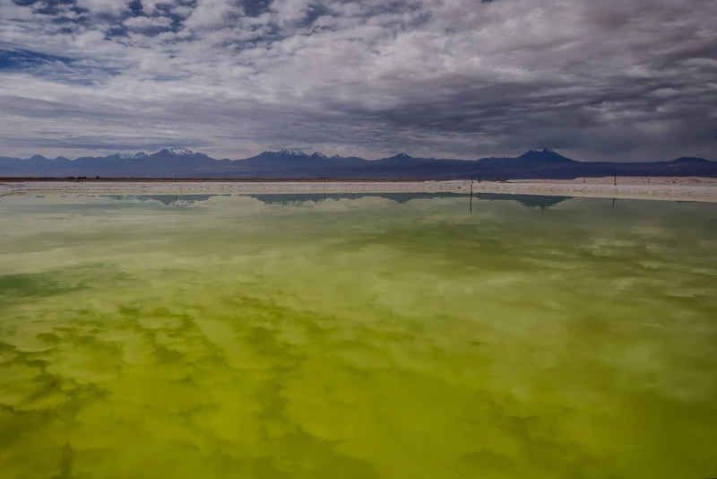 Một hồ nước muối phản chiếu những đám mây tại mỏ lithium ở bãi muối Atacama, Chile (Ảnh: Reuters)