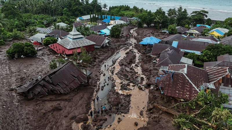 Góc nhìn từ máy bay không người lái cho thấy những ngôi nhà bị hư hại sau trận lũ quét ở làng Rua, Ternate, tỉnh Bắc Maluku, Indonesia. (Ảnh: Reuters)