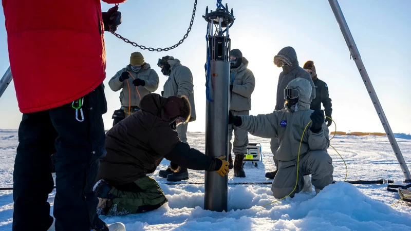 Các nhà khoa học của NASA tiến hành đưa IceNode phiên bản đầu tiên vào thực nghiệm tại vùng biển Beaufort phía bắc Alaska vào tháng 3/2024 (Ảnh: Reuters)