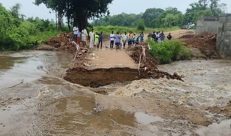 Một con đường tại bang Telangana bị lũ chia cắt. (Ảnh: Telangana Today)