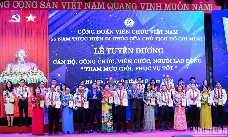 Các đồng chí Nguyễn Hải Ninh, Ủy viên Trung ương Đảng, Bộ trưởng Tư pháp và Ngọ Duy Hiểu, Phó Bí thư Đảng đoàn, Phó Chủ tịch Tổng Liên đoàn Lao động Việt Nam, Chủ tịch Công đoàn Viên chức Việt Nam chụp ảnh cùng các đại biểu xuất sắc trong phong trào thi đua "Tham mưu giỏi, phục vụ tốt".